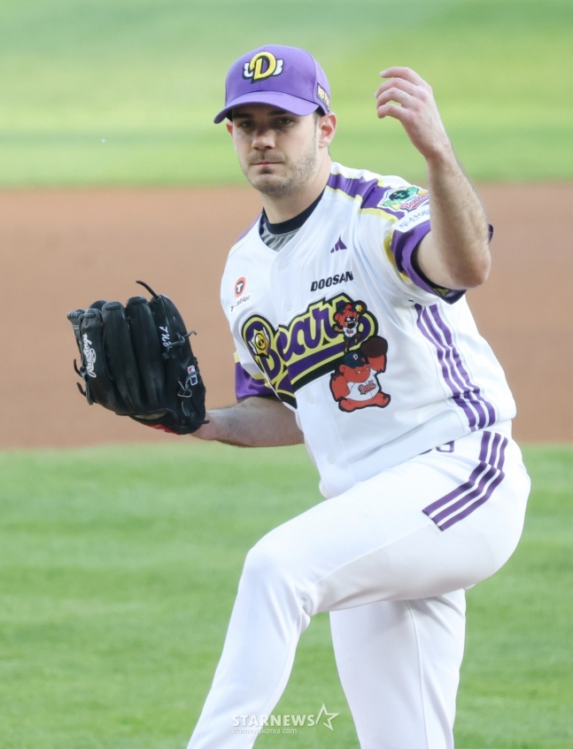 2025 신한 SOL Bank KBO리그 두산 베어스 대 LG 트윈스 경기가 7일 잠실야구장에서 열렸다.  두산 선발 잭로그가 역투하고 있다. /사진=김진경 대기자