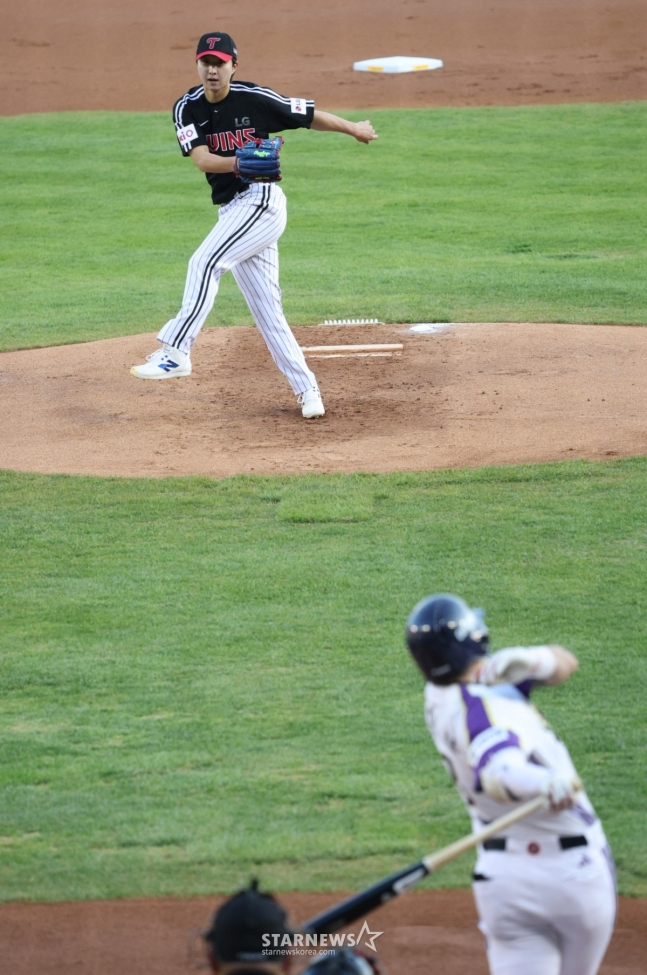 2025 신한 SOL Bank KBO리그 두산 베어스 대 LG 트윈스 경기가 7일 잠실야구장에서 열렸다. LG 선발 최채흥이 1회말 1사에서 두산 케이브를 삼진으로 돌려세우고 있다. /사진=김진경 대기자