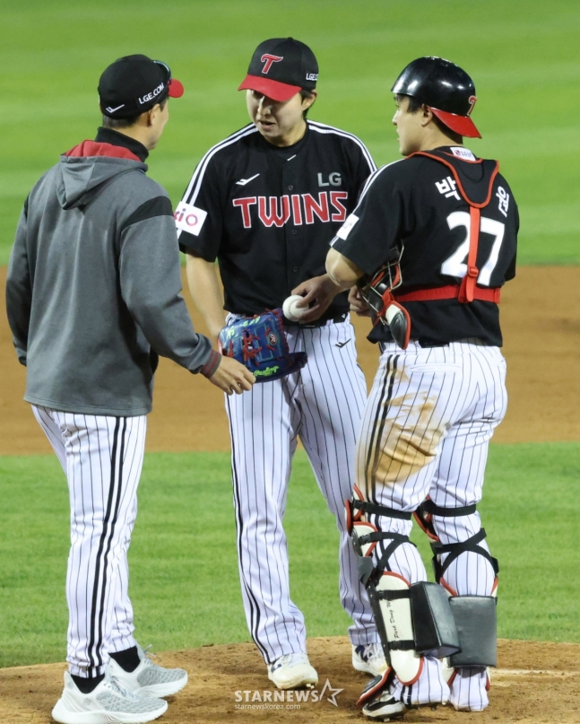 2025 신한 SOL Bank KBO리그 두산 베어스 대 LG 트윈스 경기가 7일 잠실야구장에서 열렸다. LG 선발 최채흥(가운데)이 5회말 교체되고 있다. /사진=김진경 대기자