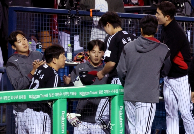 2025 신한 SOL Bank KBO리그 두산 베어스 대 LG 트윈스 경기가 7일 잠실야구장에서 열렸다. LG 선발 최채흥이 5회말 교체되고 있다. /사진=김진경 대기자