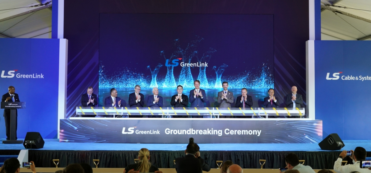 지난달 미국 버지니아주 체사피크시에서 열린 LS전선 해저케이블 공장 착공식에서 구본규 LS전선 대표(왼쪽 다섯번째), 글렌 영킨 버지니아 주지사(왼쪽 여섯번째) 등 참석자들이 기념촬영을 했다./사진=LS전선