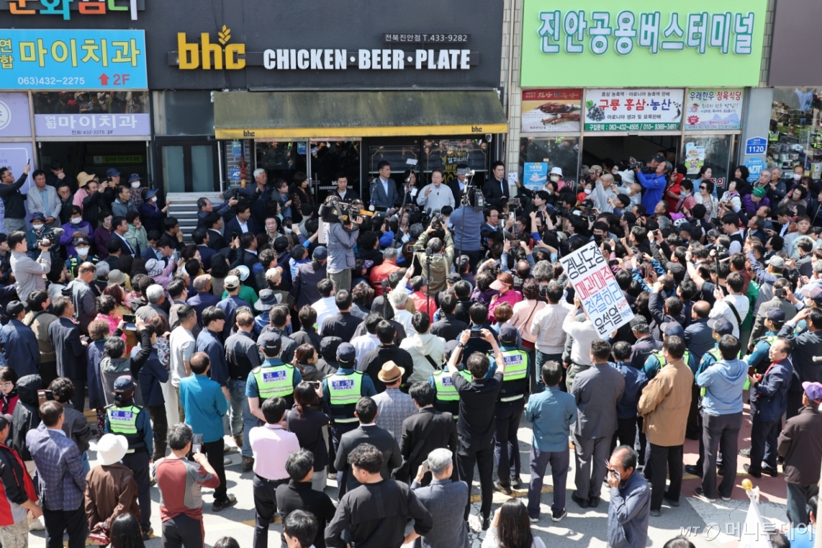 (진안=뉴스1) 안은나 기자 = 이재명 더불어민주당 대통령 후보가 2차 골목골목 경청투어 마지막 날인 7일 오전 전북 진안군 진무로를 찾아 즉흥 연설하고 있다. 2025.5.7/뉴스1 Copyright © 뉴스1. All rights reserved. 무단 전재 및 재배포, AI학습 이용 금지. /사진=(진안=뉴스1) 안은나 기자