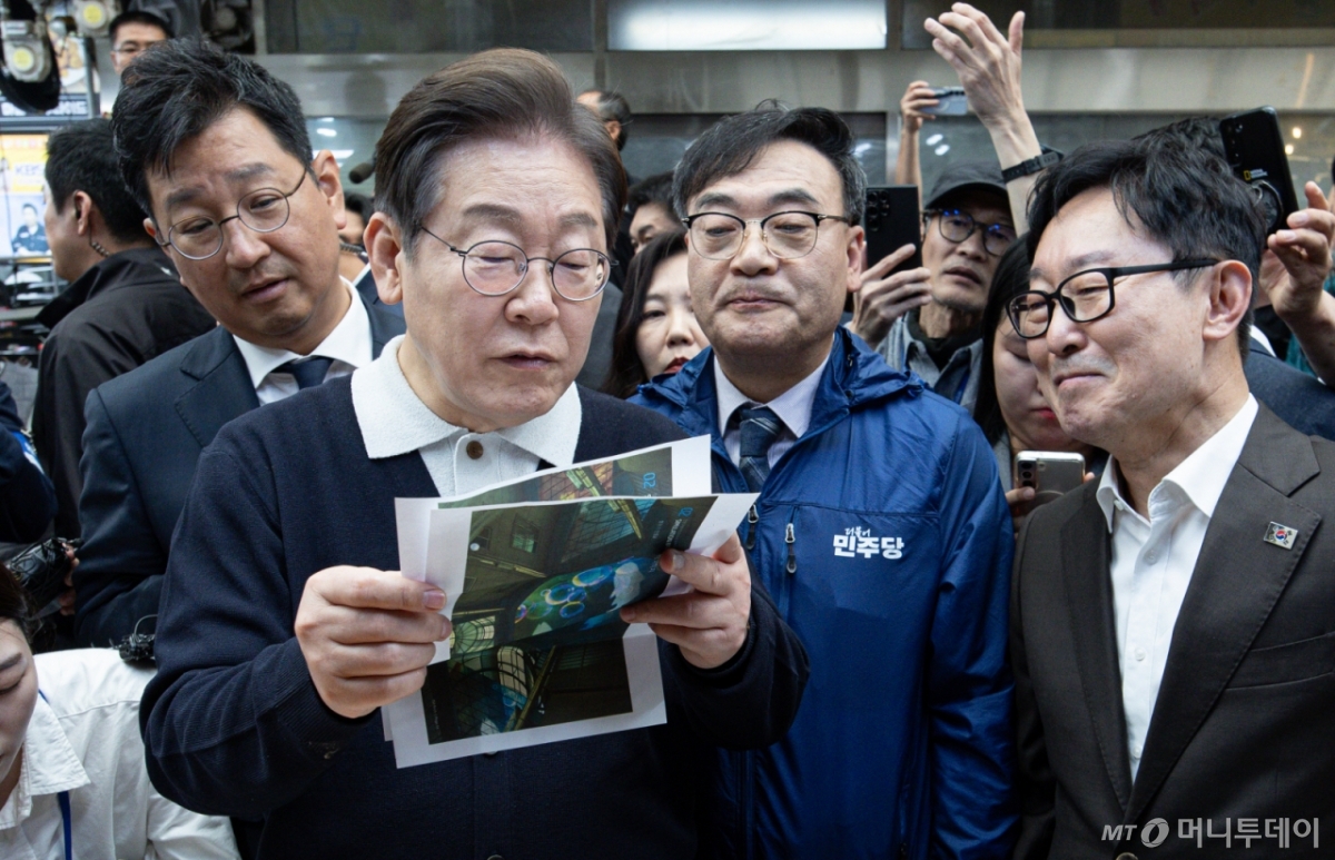 (단양=뉴스1) 이재명 기자 = '골목골목 경청투어 : 단양팔경편'에 나선 이재명 더불어민주당 대통령 후보가 4일 오전 충북 단양군 단양구경시장에서 상인이 건네 준 편지를 읽어보고 있다. 2025.5.4/뉴스1  Copyright © 뉴스1. All rights reserved. 무단 전재 및 재배포,  AI학습 이용 금지. /사진=(단양=뉴스1) 이재명 기자