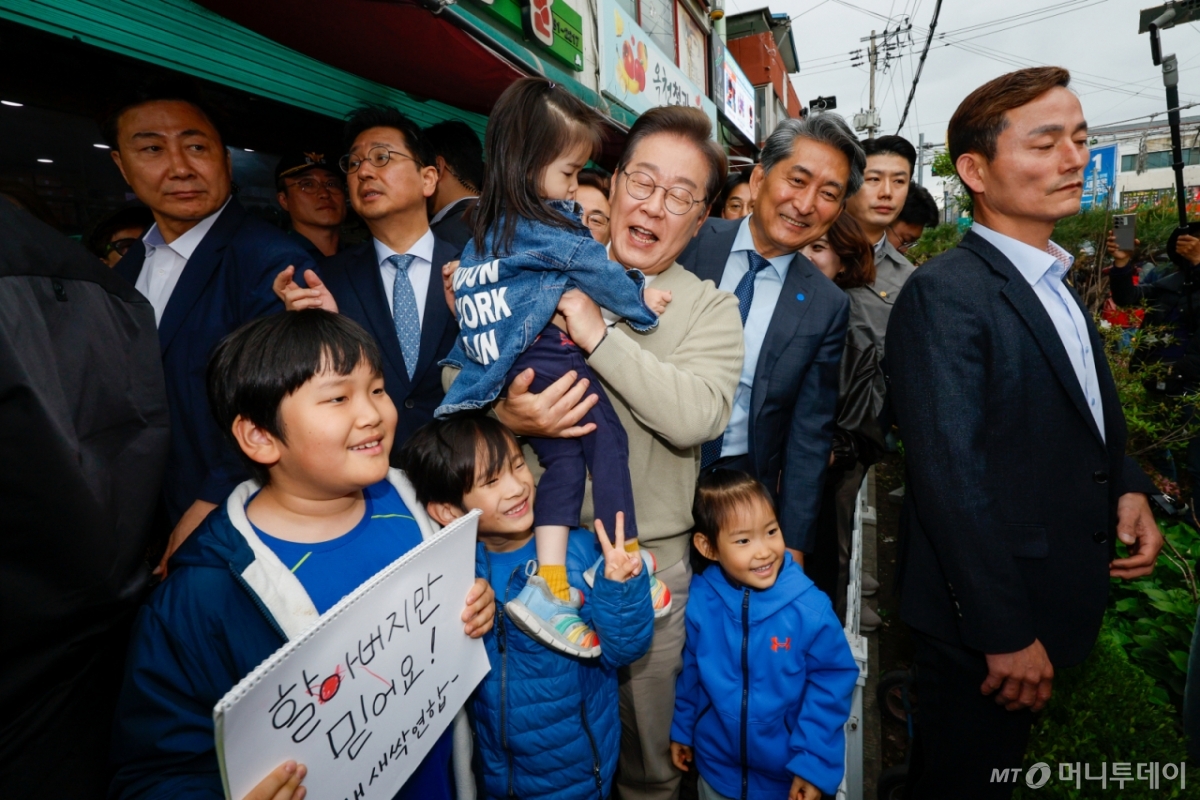 (옥천=뉴스1) 안은나 기자 = 이재명 더불어민주당 대통령 후보가 골목골목 경청투어 이틀차인 6일 오후 충북 옥천군 공설시장을 찾아 아이를 안고 있다. 2025.5.6/뉴스1  Copyright © 뉴스1. All rights reserved. 무단 전재 및 재배포,  AI학습 이용 금지. /사진=(옥천=뉴스1) 안은나 기자