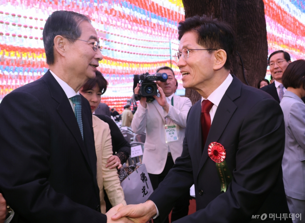 [서울=뉴시스] 최진석 기자 = 김문수 국민의힘 대선 후보와 한덕수 무소속 대선 예비후보가 5일 서울 종로구 조계사에서 열린 부처님오신날 봉축법요식에서 악수하고 있다. (대통령실통신사진기자단) 2025.05.05. myjs@newsis.com /사진=최진석