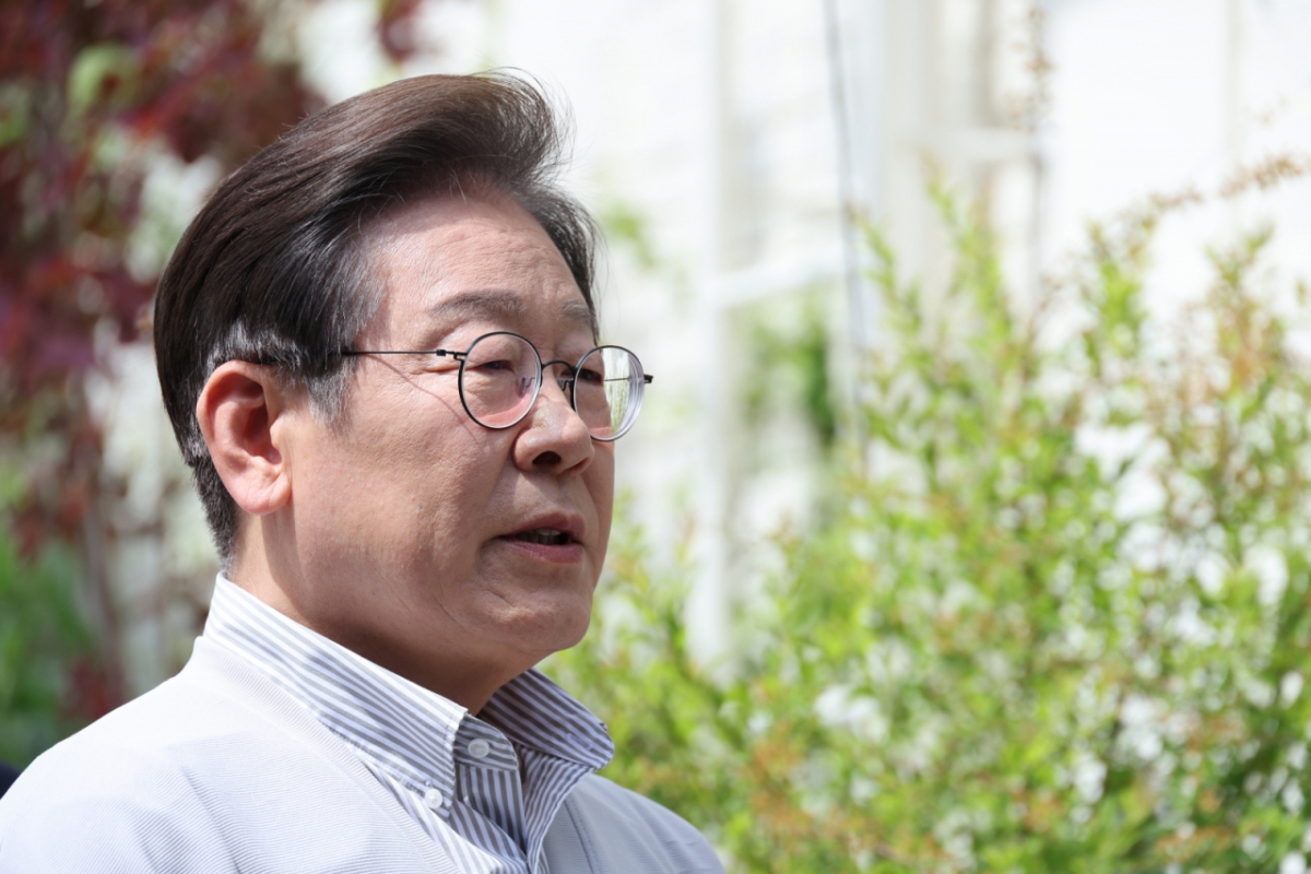 이재명 더불어민주당 대통령 후보가 2차 골목골목 경청투어 마지막 날인 7일 오후 전북 전주시의 카페 앞에서 공직선거법 위반 사건 파기환송심 첫 공판기일 연기에 대해 "법원의 합당한 결정"이라는 입장을 밝히고 있다./사진=뉴스1