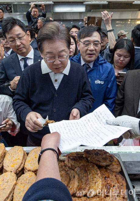 (단양=뉴스1) 이재명 기자 = '골목골목 경청투어 : 단양팔경편'에 나선 이재명 더불어민주당 대통령 후보가 4일 오전 충북 단양군 단양구경시장에서 상인이 건네는 편지를 받고 있다. 2025.5.4/뉴스1 Copyright © 뉴스1. All rights reserved. 무단 전재 및 재배포, AI학습 이용 금지. /사진=(단양=뉴스1) 이재명 기자