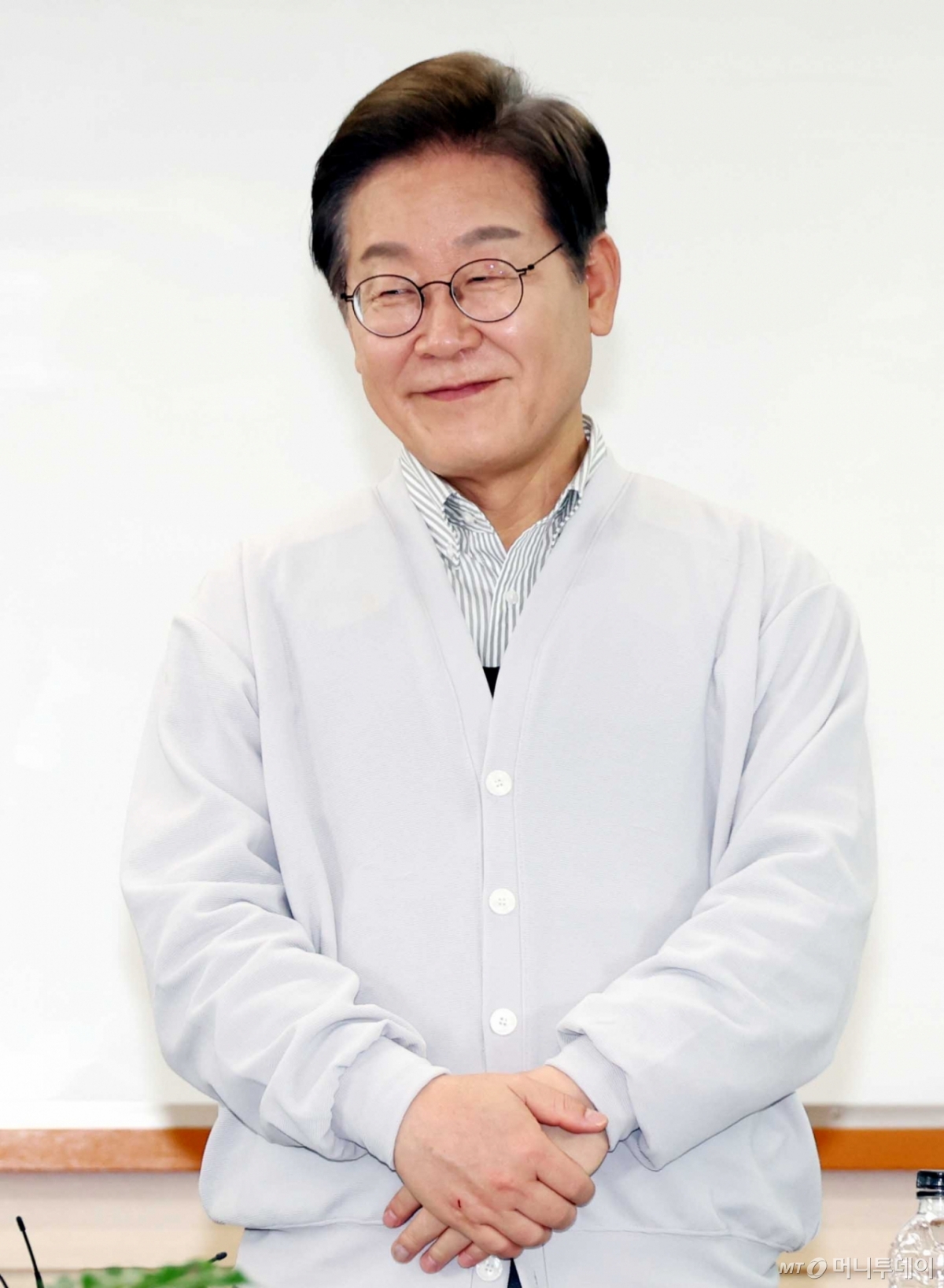 [익산=뉴시스] 조성봉 기자 = 민심을 청취하는 '경청 투어'에 나선 이재명 더불어민주당 대선후보가 7일 전북 익산시 인북로 대한노인회 익산지회에서 열린 임원 간담회에서 미소를 짓고 있다. 2025.05.07. suncho21@newsis.com /사진=조성봉