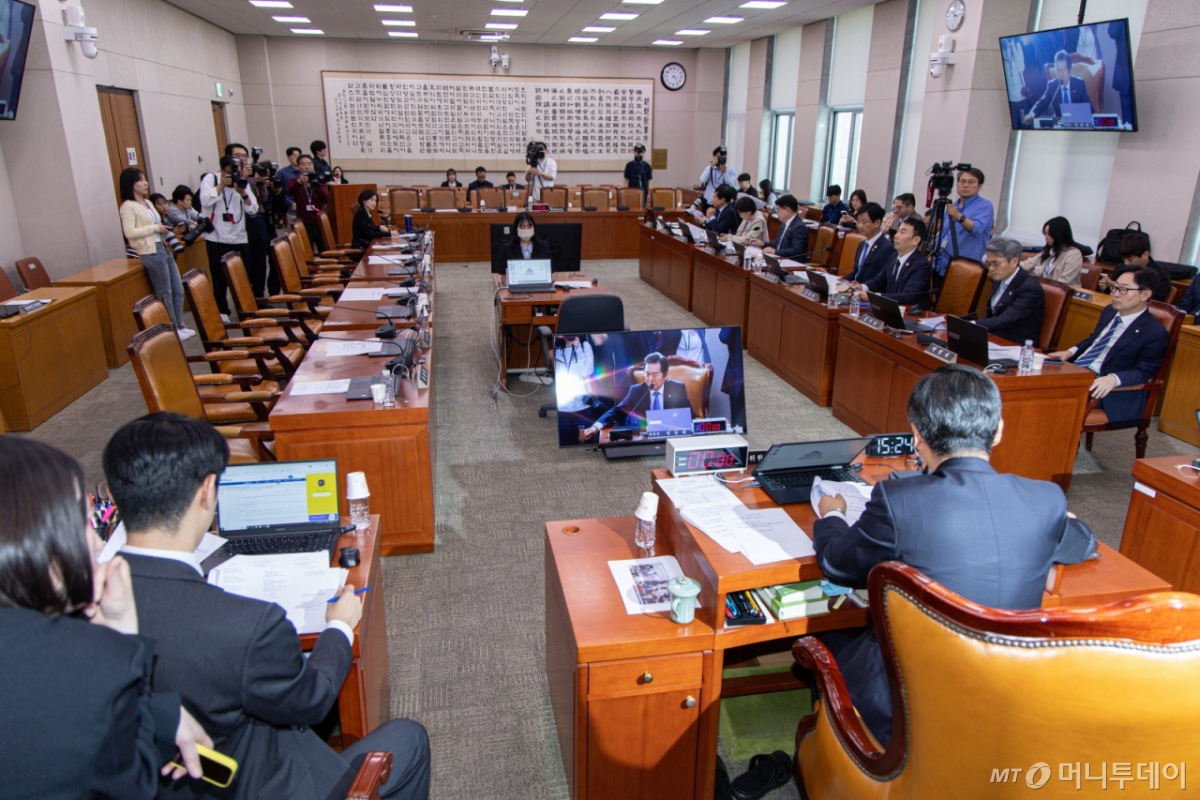 (서울=뉴스1) 이재명 기자 = 정청래 국회 법제사법위원회 위원장이 7일 오후 서울 여의도 국회에서 열린 법사위 전체회의에서 의사봉을 두드리고 있다. 이날 국민의힘 법사위원들은 '대통령 당선시 재판 정지법' 상정을 앞두고 퇴장했다. 2025.5.7/뉴스1 Copyright © 뉴스1. All rights reserved. 무단 전재 및 재배포, AI학습 이용 금지. /사진=(서울=뉴스1) 이재명 기자