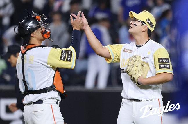 한화 김서현(오른쪽)이 7일 대전 삼성전 승리 후 포수 이재원과 세리머니를 하고 있다. /사진=한화 이글스 제공