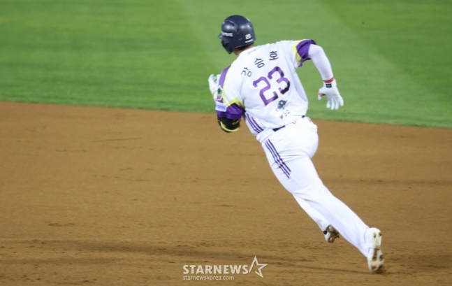 두산 강승호가 7일 잠실 LG전에서 5회 1타점 2루타를 기록하고 있다. /사진=김진경 대기자