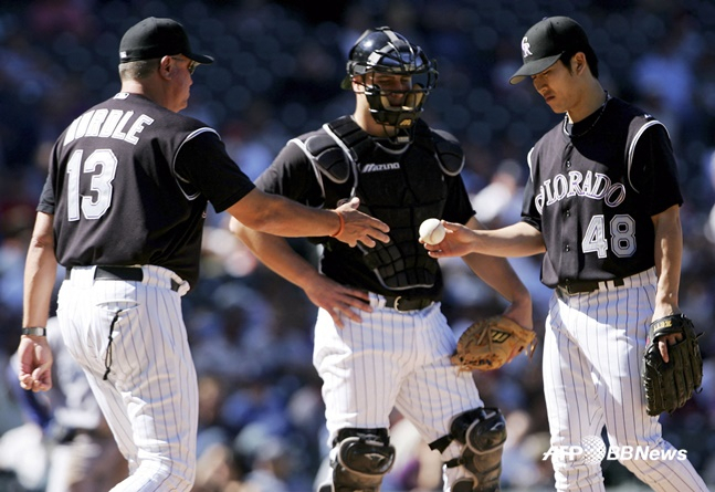 콜로라도 감독 시절의 허들 코치(맨 왼쪽)와 김병현(맨 오른쪽). /AFPBBNews=뉴스1