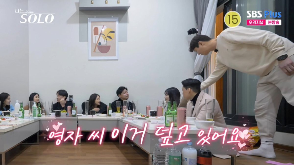 첫인상 선택 전 영자에게 겉옷을 챙겨주는 영철. /사진= SBSPlus·ENA '나는 솔로' 캡처