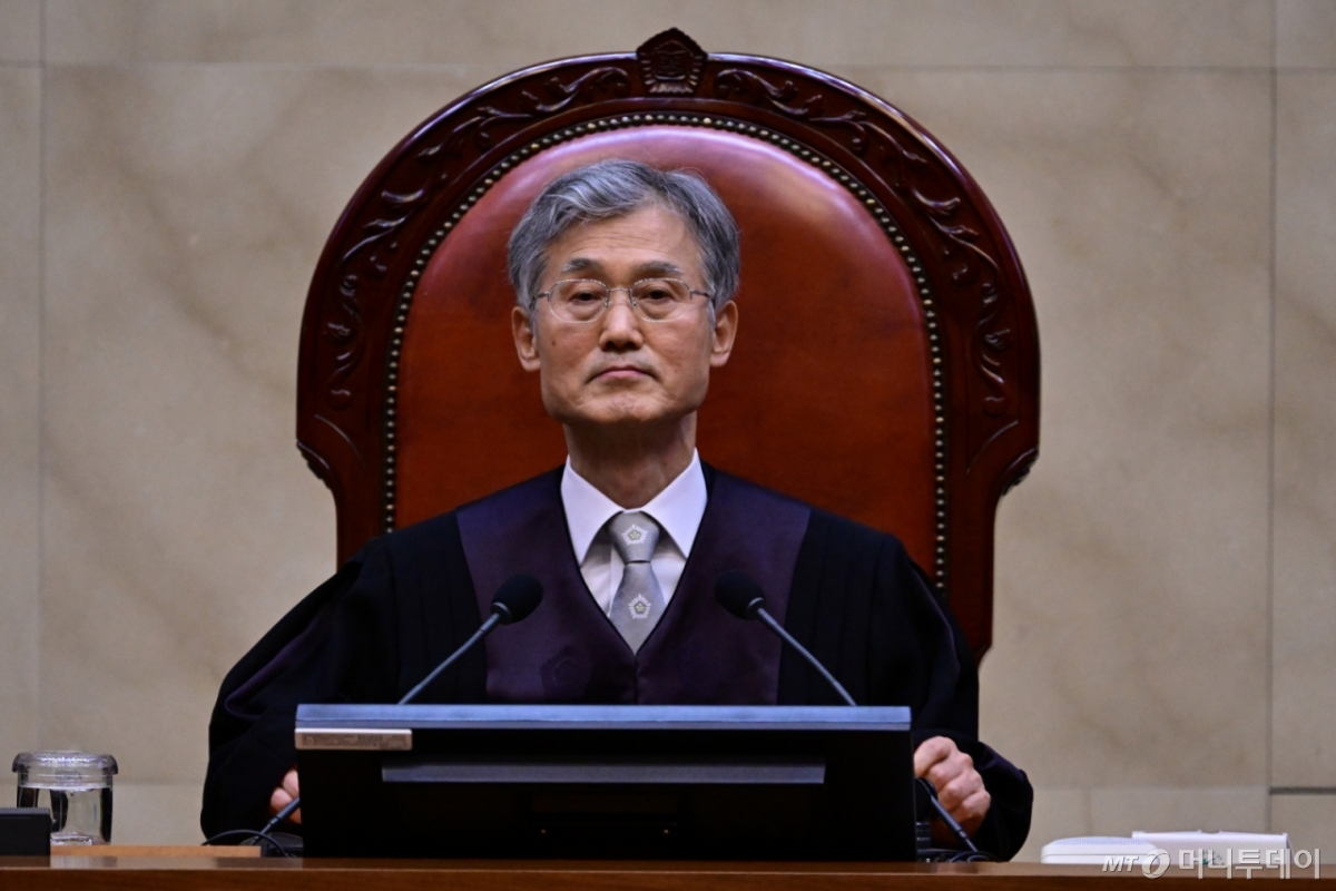 [서울=뉴시스] 사진공동취재단 = 조희대 대법원장이 1일 오후 서울 서초구 대법원에서 이재명 더불어민주당 대선 후보의 공직선거법 위반 사건 상고심 선고를 위해 재판을 준비하고 있다. 2025.05.01. photo@newsis.com /사진=김진아