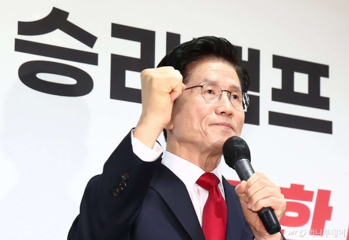 (서울=뉴스1) 김민지 기자 = 김문수 국민의힘 대통령 후보가 8일 오전 서울 여의도 자신의 캠프 사무실에서 단일화 관련 긴급 기자회견을 하고 있다. 2025.5.8/뉴스1 Copyright © 뉴스1. All rights reserved. 무단 전재 및 재배포, AI학습 이용 금지. /사진=(서울=뉴스1) 김민지 기자