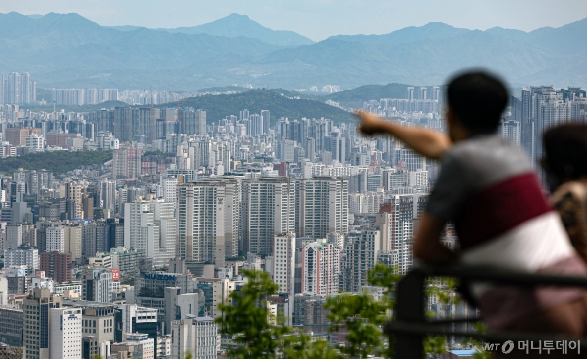 (서울=뉴스1) 이승배 기자 = 회복세를 보이던 서울 아파트 거래가 토지거래허가구역 확대·재지정 이후 다시 위축됐다. 여기에 조기 대선이라는 정치적 변수까지 겹치면서 시장의 관망세가 짙어지고 있다. 지난 5일 서울부동산정보광장에 따르면 이날 기준 4월 서울 아파트 거래량은 총 3353건으로, 전월(9703건) 대비 65.4% 감소했다. 이는 지난해 같은 기간(4647건)보다도 27.8% 줄어든 수치다. 사진은 6일 서울 시내의 아파트 단지. 2025.5.6/뉴스1 Copyright © 뉴스1. All rights reserved. 무단 전재 및 재배포, AI학습 이용 금지. /사진=(서울=뉴스1) 이승배 기자