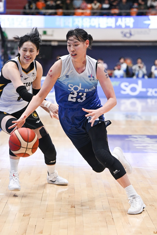 홍유순(오른쪽). /사진=WKBL 제공