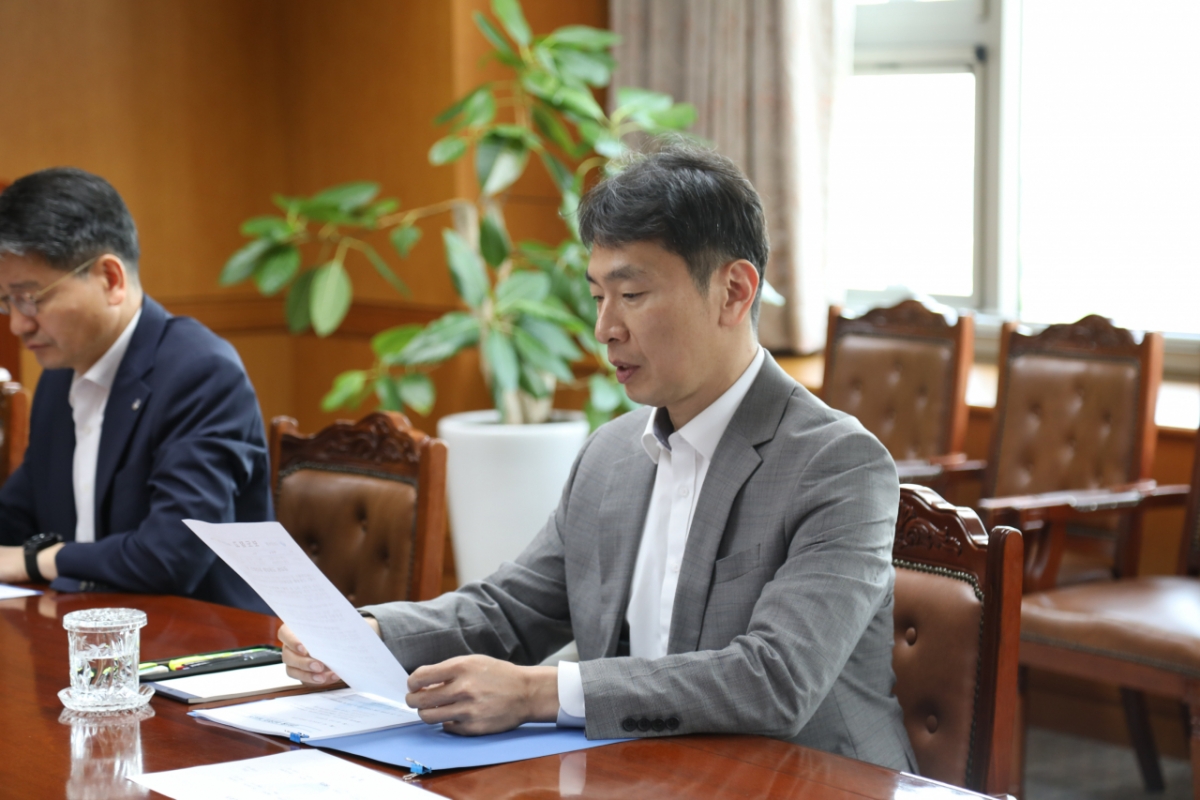 8일 이복현 금융감독원장이 금융상황점검회의를 개최하는 모습