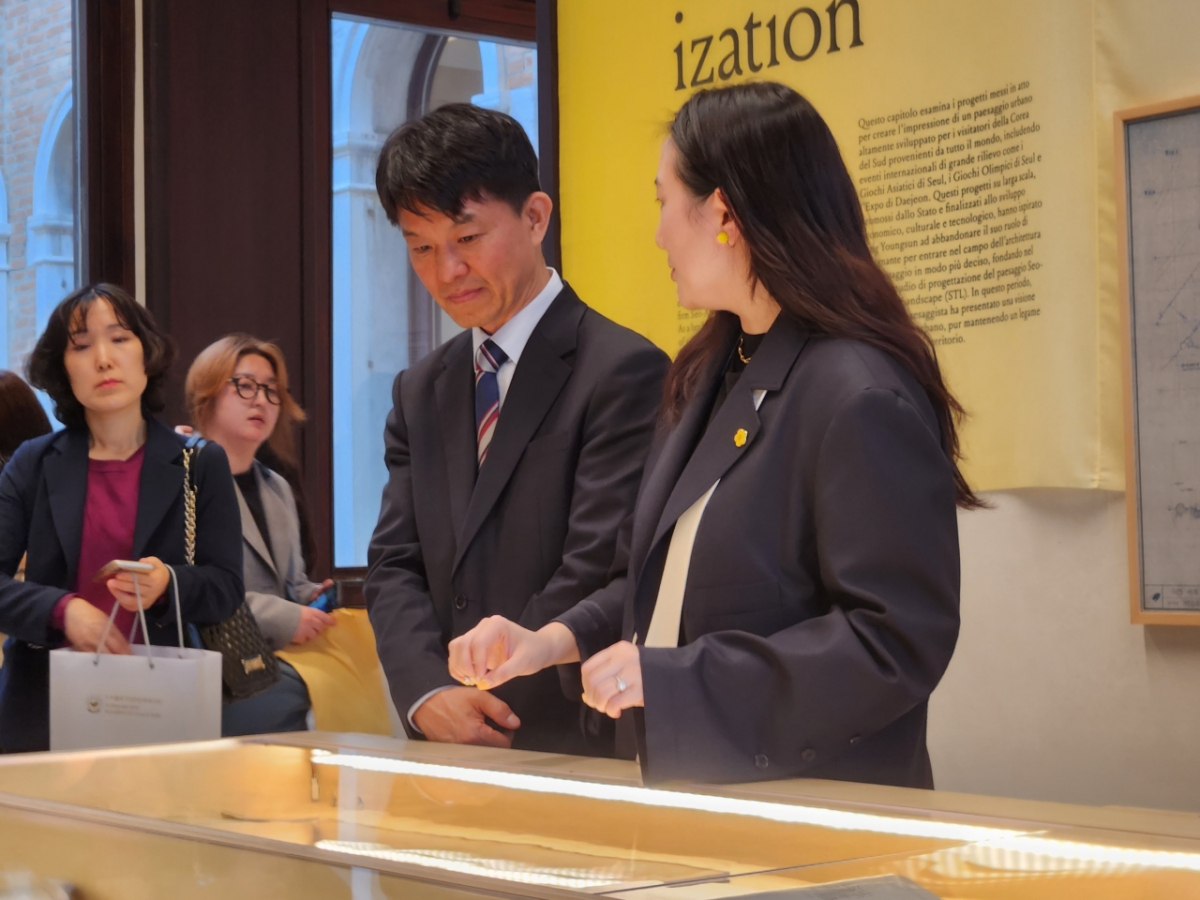 용호성 문화체육관광부 제1차관이 7일(현지 시간) 이탈리아에서 열린 ‘이 땅에 숨 쉬는 모든 것을 위하여: 정영선과 협업자들’ 전시를 보고 있다. / 사진 = 문화체육관광부 제공