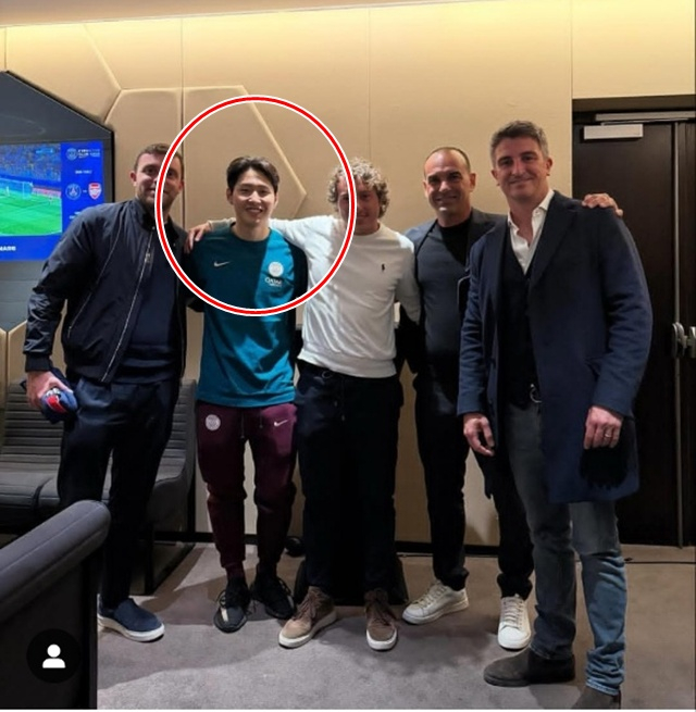 이강인(빨간색 원)이 파브리시오 로마노(맨 왼쪽), 마테오 모레토(가운데) 기자 등과 함께 기념사진을 찍고 있다. /사진=하비에르 가리도 SNS