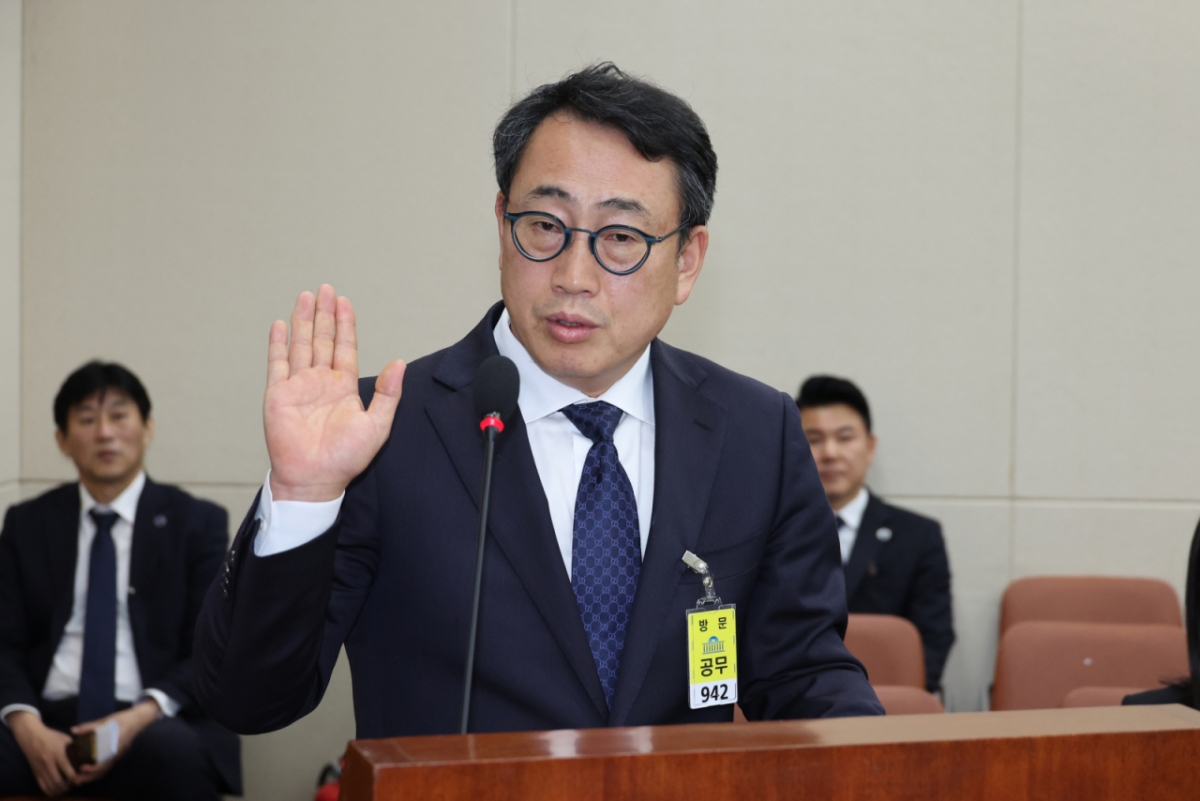 유영상 SK텔레콤 대표이사가 8일 오후 서울 여의도 국회 과학기술정보방송통신위원회에서 열린 SK텔레콤 해킹 관련 청문회에 출석해 증인 선서를 하고 있다. /사진=뉴스1