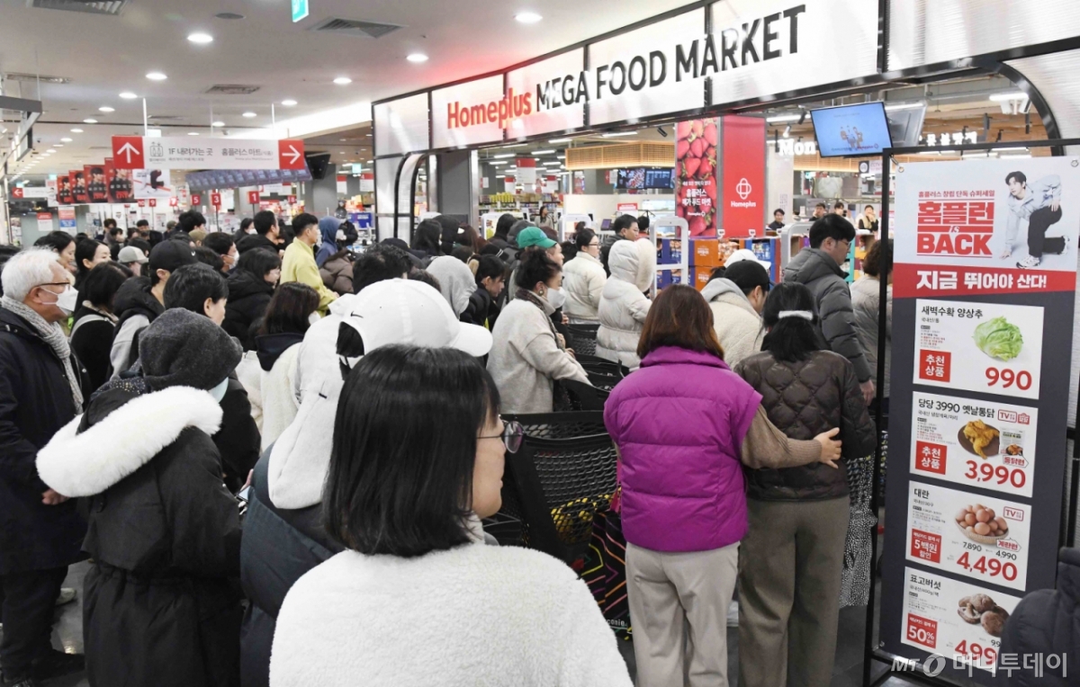 지난 2월 말 홈플러스가 진행한 창립 28주년 기념 단독 슈퍼세일 ‘홈플런 is BACK’ 행사가 첫날 서울 강서구 홈플러스 메가 푸드 마켓 라이브 강서점이 개점 전부터 고객들로 성황을 이루고 있다./사진=뉴스1(홈플러스 제공)