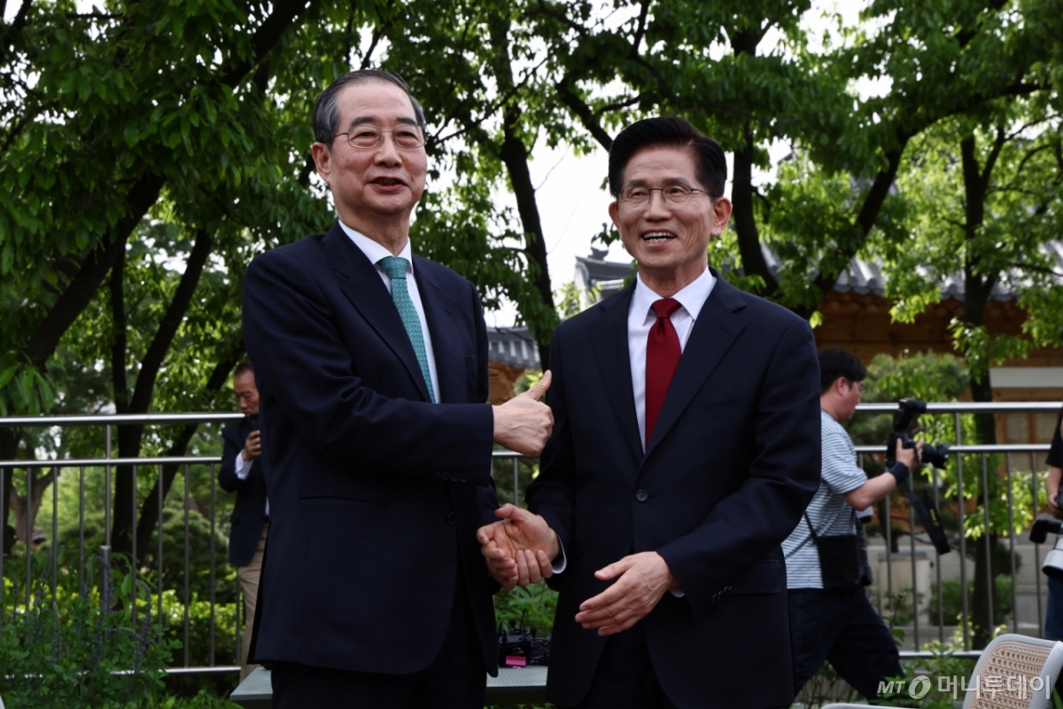 김문수 국민의힘 대통령 후보와 한덕수 무소속 대선 예비후보가 8일 오후 서울 여의도 국회 강변서재에서 열린 '후보 단일화' 회동에서 만나 인사를 나누고 있다. 2025.5.8/사진=뉴스1 /사진=(서울=뉴스1) 안은나 기자