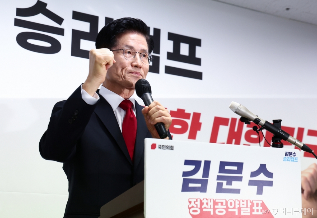 김문수 국민의힘 대통령 후보가 8일 오전 서울 여의도 자신의 캠프 사무실에서 단일화 관련 긴급 기자회견을 하고 있다. 2025.5.8/사진=뉴스1 /사진=(서울=뉴스1) 김민지 기자