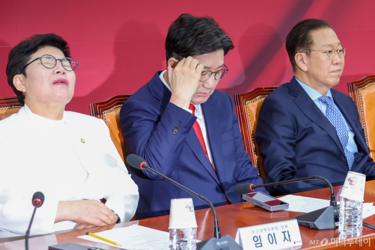국민의힘 임이자 비대위원(왼쪽부터), 권성동 원내대표, 권영세 비상대책위원장이 8일 오전 서울 여의도 국회에서 열린 비상대책위원회의에서 생각에 잠겨 있다. 2025.5.8/사진=뉴스1 /사진=(서울=뉴스1) 안은나 기자