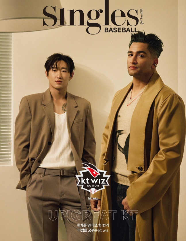 싱글즈 베이스볼 매거진의 KT 위즈 특별판 모델이 된 김민혁(왼쪽)과 윌리엄 쿠에바스. /사진=KT 위즈 제공