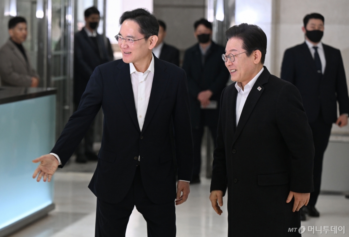 (서울=뉴스1) 김민지 기자 = 이재명 더불어민주당 대표와 이재용 삼성전자 회장이 20일 오전 서울 강남구 삼성 청년 소프트웨어 아카데미(SSAFY)에서 환담을 하기 위해 이동하고 있다. (공동취재) 2025.3.20/뉴스1 Copyright © 뉴스1. All rights reserved. 무단 전재 및 재배포, AI학습 이용 금지. /사진=(서울=뉴스1) 김민지 기자