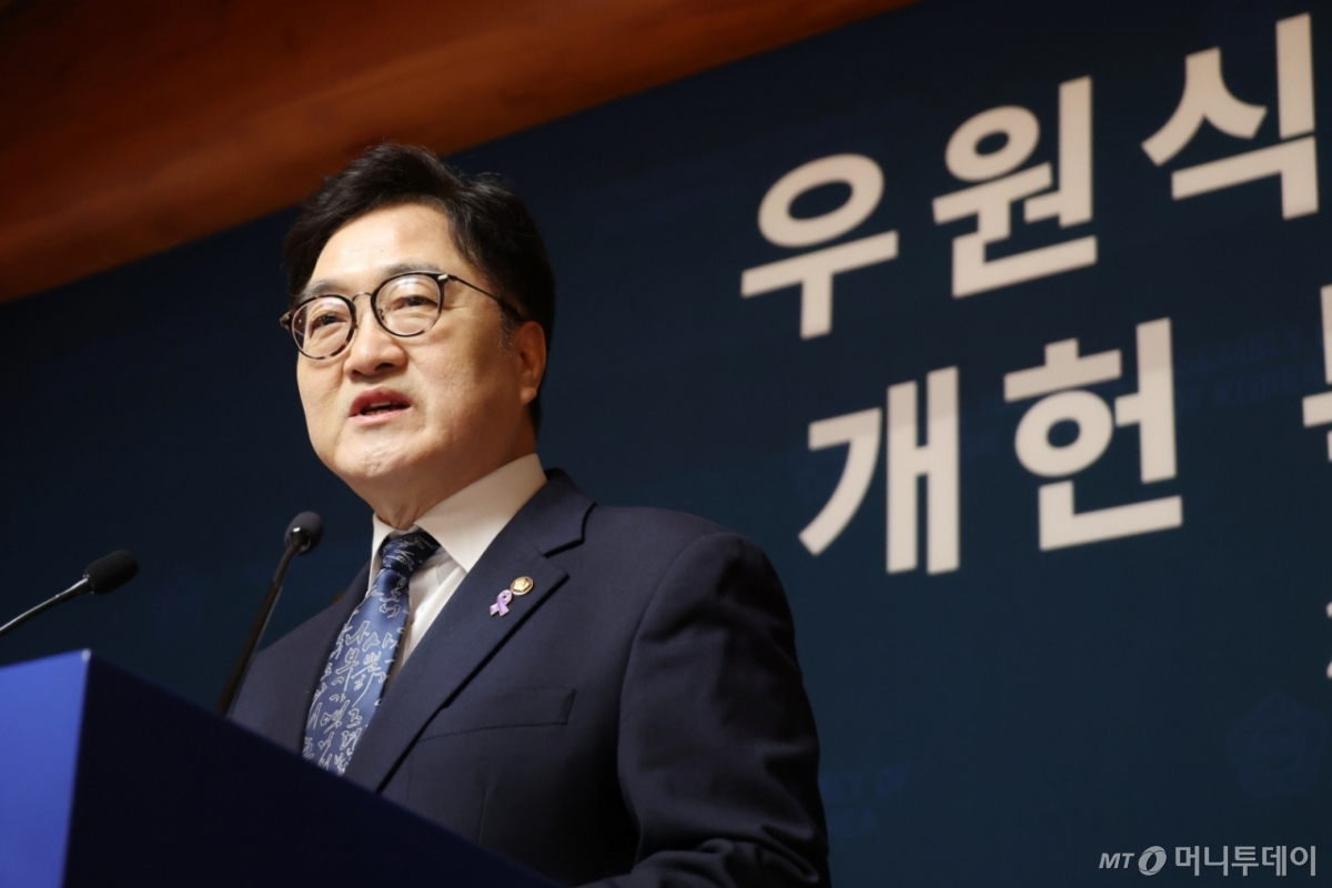 (서울=뉴스1) 이광호 기자 = 우원식 국회의장이 6일 오후 서울 여의도 국회 사랑재에서 개헌 관련 기자회견을 하고 있다. 2025.4.6/뉴스1  Copyright © 뉴스1. All rights reserved. 무단 전재 및 재배포,  AI학습 이용 금지. /사진=(서울=뉴스1) 이광호 기자