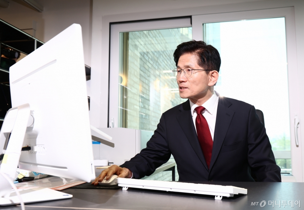 김문수 국민의힘 대통령 후보가 8일 오후 서울 여의도 중앙당사에 마련된 후보실에서 업무를 보고 있다. 2025.5.8/뉴스1  Copyright © 뉴스1. All rights reserved. 무단 전재 및 재배포,  AI학습 이용 금지. 