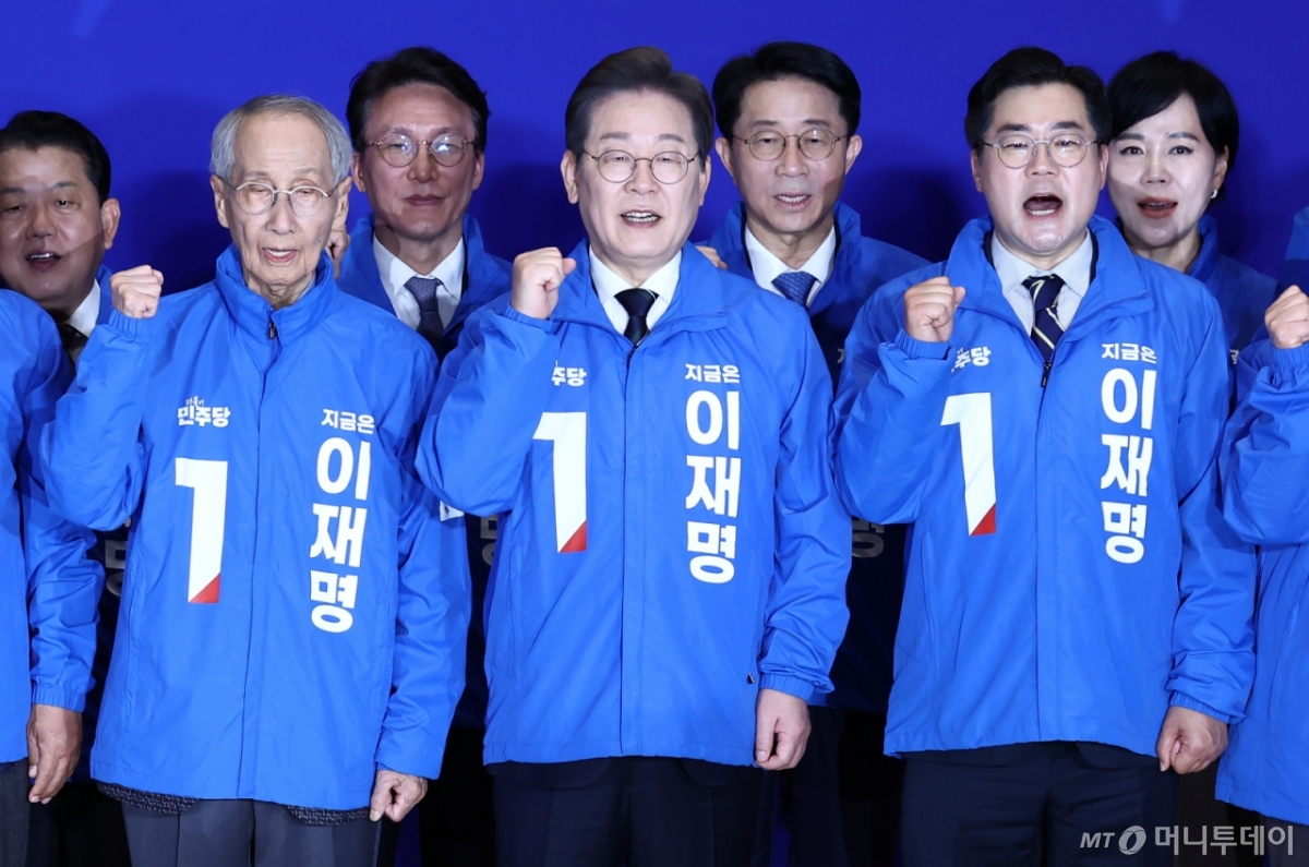 (서울=뉴스1) 김민지 기자 = 이재명 더불어민주당 대선 후보가 30일 서울 여의도 국회 의원회관에서 열린 '제21대 대통령선거 중앙선거대책위원회 출범식'에서 박찬대, 윤여준 상임 총괄선대위원장 등 참석자들과 선대위복을 입고 기념촬영을 하고 있다. 2025.4.30/뉴스1  Copyright © 뉴스1. All rights reserved. 무단 전재 및 재배포,  AI학습 이용 금지. /사진=(서울=뉴스1) 김민지 기자