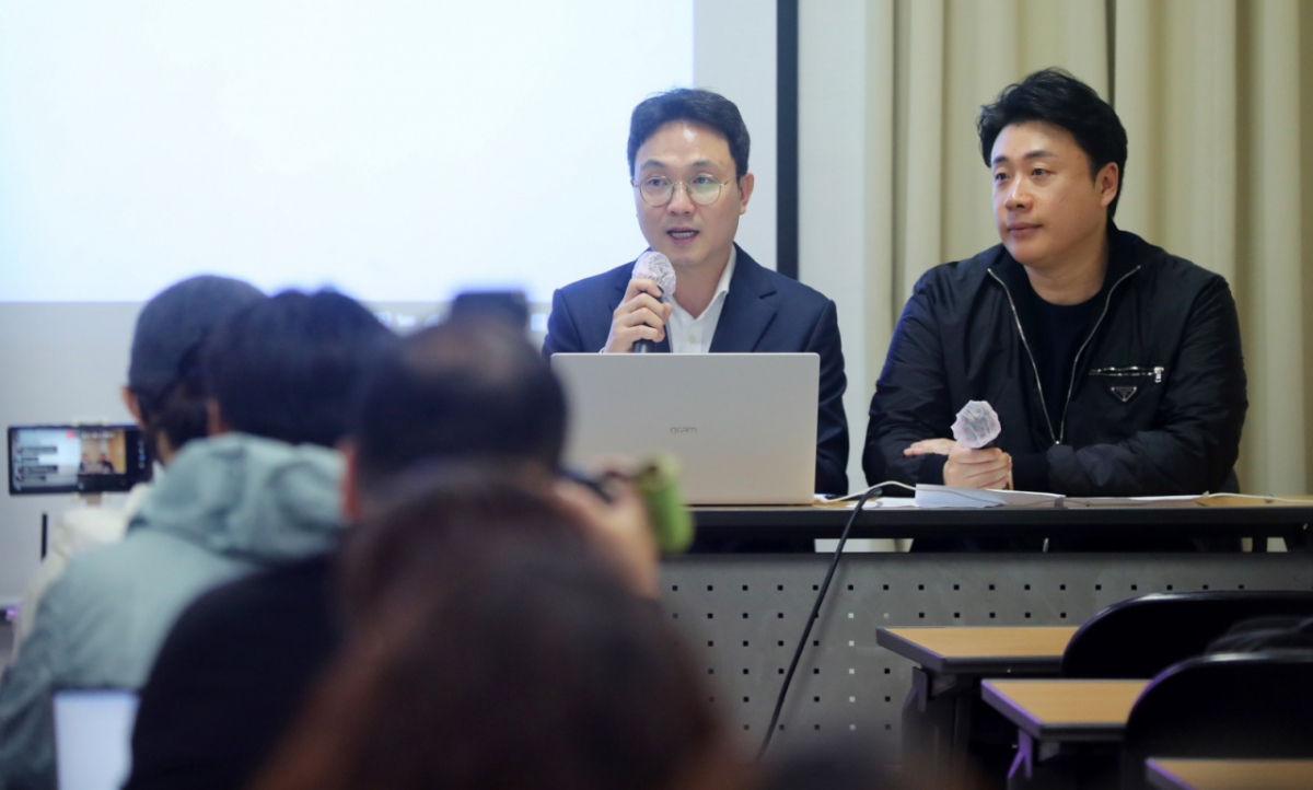  故 김새론 유족 측과 김세의 가로세로연구소 대표가 7일 서울 강남구 모처에서 배우 김수현 관련 기자회견을 연 가운데 유튜버 연예뒤통령 이진호(왼쪽)가 반박 기자회견을 열고 발언하고 있다. /사진=뉴시스