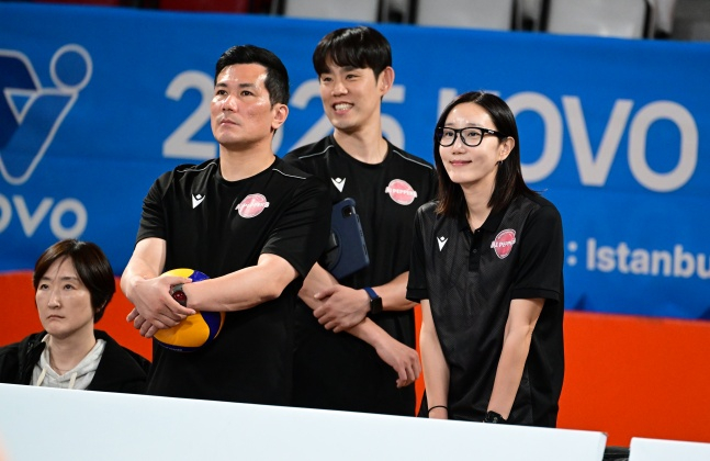 페퍼저축은행 한유미 코치(맨 오른쪽)가 튀르키예에서 열리는 중인 2025 V리그 외국인선수 트라이아웃 현장에 참석해 선수들을 지켜보고 있다. /사진=한국배구연맹 제공