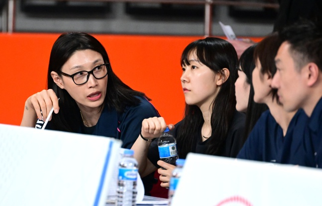 흥국생명 어드바이저 김연경(맨 왼쪽)이 튀르키예에서 열리는 중인 2025 V리그 외국인선수 트라이아웃 현장에 참석해 선수들을 지켜보고 있다. /사진=한국배구연맹 제공