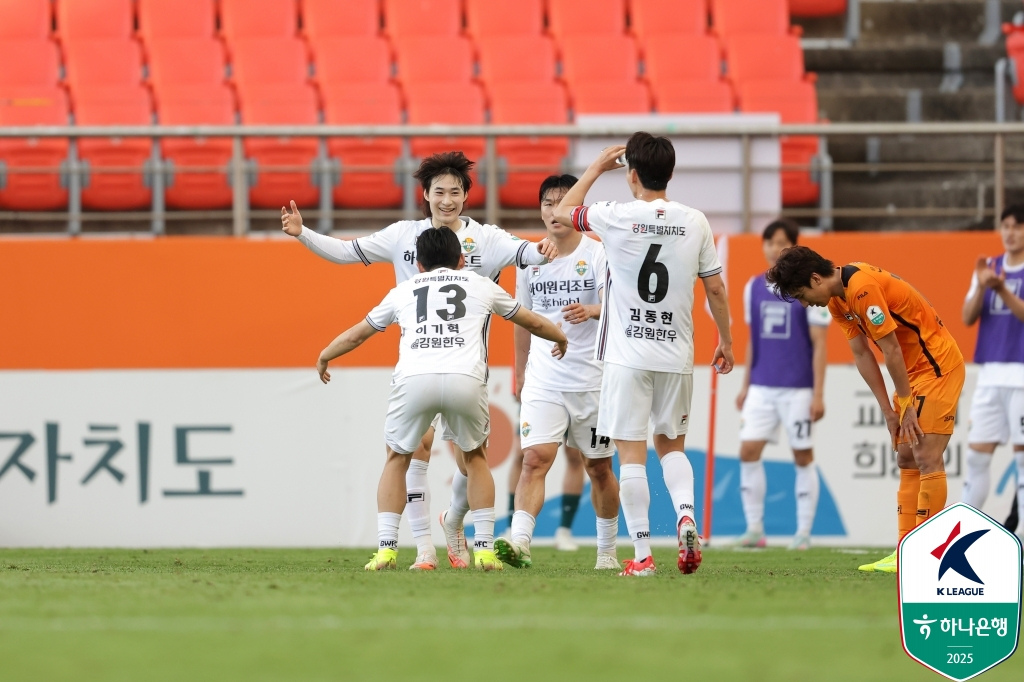 이지호의 골에 강원 선수들이 기뻐하고 있는 모습./사진=한국프로축구연맹