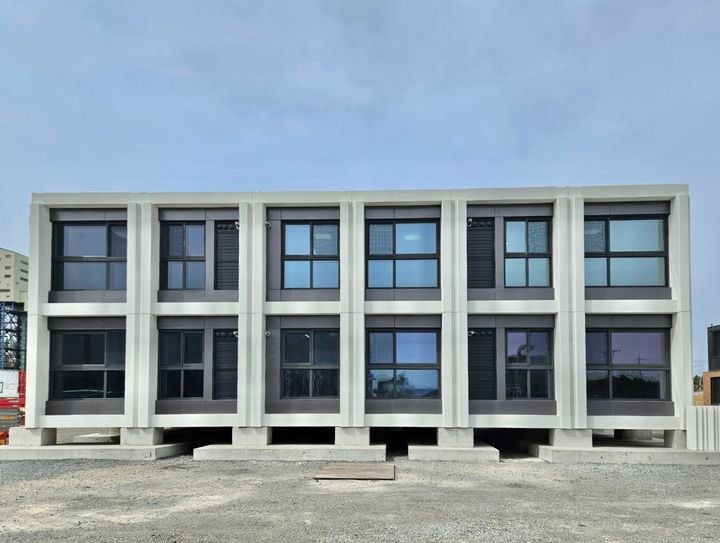 엘알비가 제조한 한국토지주택공사(LH)의 의왕초평 A-4BL 모듈러주택 견본주택 전경/사진제공=LH