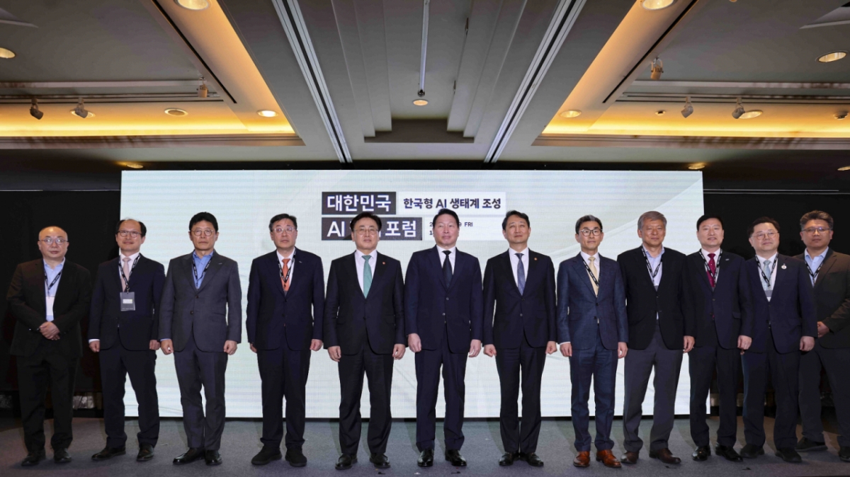 [서울=뉴시스] 김근수 기자 = 최태원(왼쪽 여섯번째) 대한상공회의소 회장과 유상임(왼쪽 다섯번째) 과학기술정보통신부 장관, 안덕근(왼쪽 일곱번째) 산업통상자원부 장관을 비롯한 참석자들이 9일 서울 중구 롯데호텔 서울 사파이어홀에서 한국형 AI 생태계 조성을 주제로 열린 대한민국 AI정책 포럼에 앞서 기념촬영을 하고 있다. 2025.05.09. ks@newsis.com /사진=김근수
