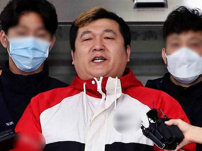 40대 손님을 폭행해 살해하고 시신을 훼손해 유기한 혐의로 구속된 허민우가 2021년 5월21일 검찰 송치 전 인천 미추홀경찰서에서 얼굴을 공개했다./사진=뉴스1