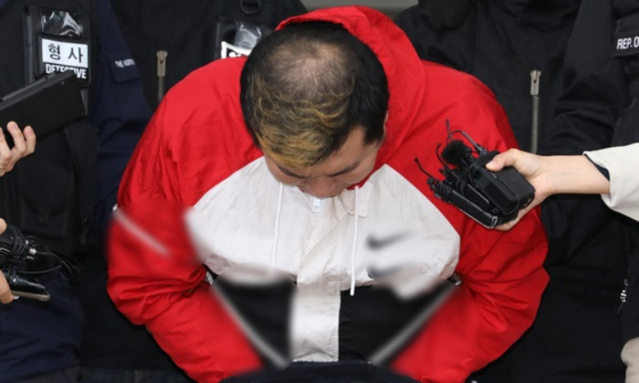 40대 손님을 폭행해 살해하고 시신을 훼손해 유기한 혐의로 구속된 허민우가 2021년 5월21일 검찰 송치 전 인천 미추홀경찰서에서 고개를 숙였다./사진=뉴스1 