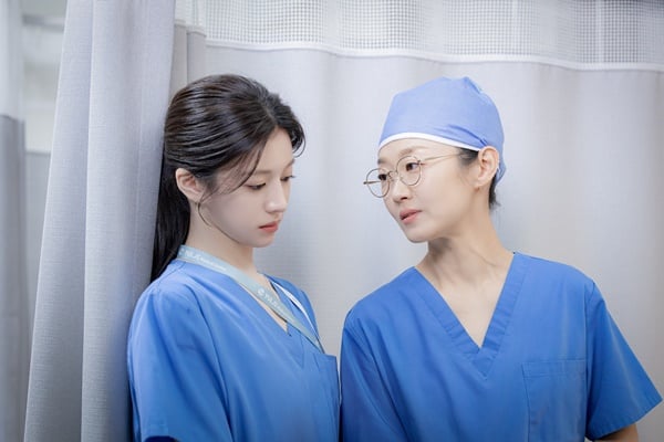 tvN 토일드라마 '언젠가는 슬기로울 전공의생활'의 고윤정, 이봉련(사진 오른쪽)./사진=tvN