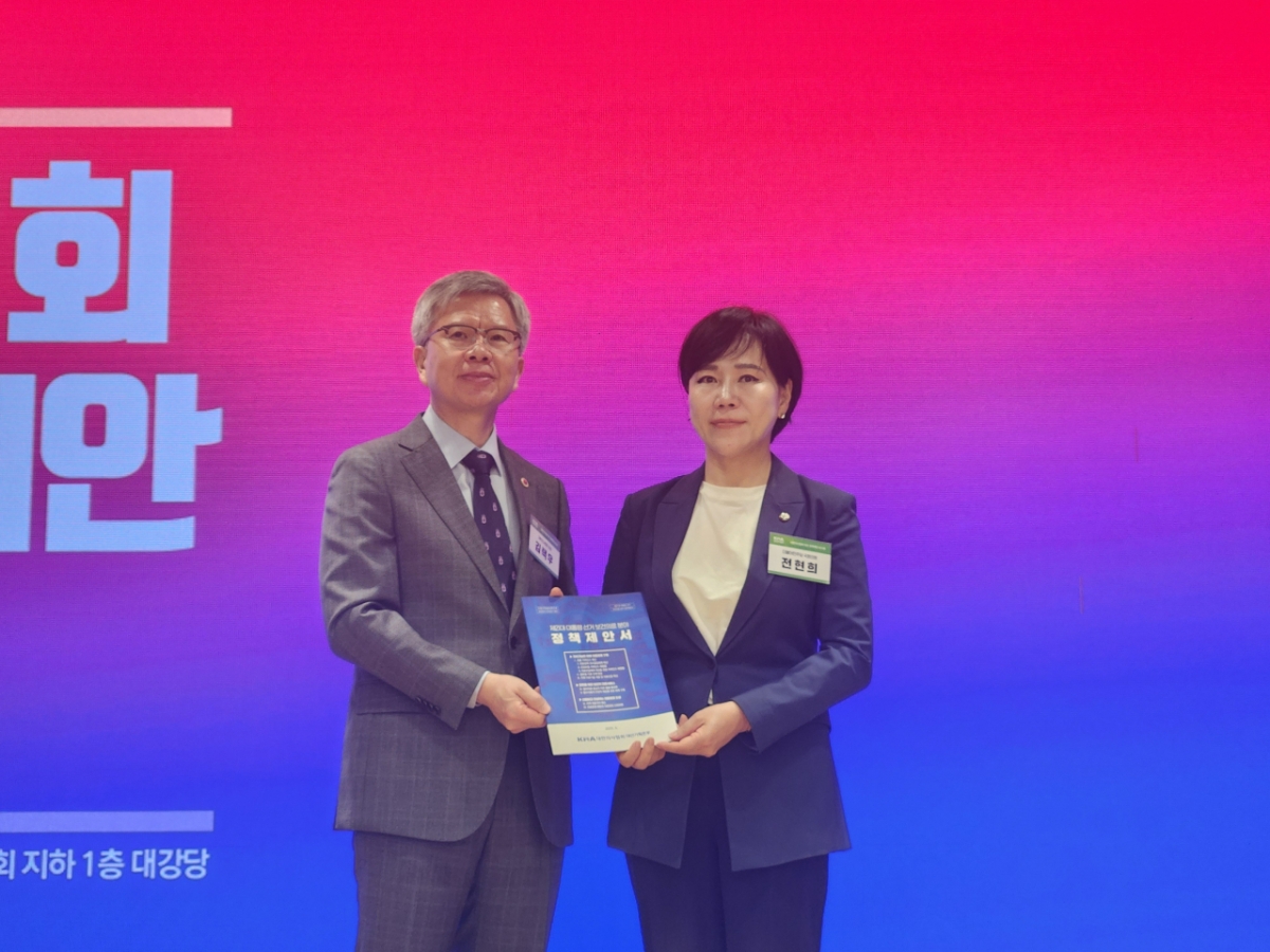 김택우(왼쪽) 대한의사협회 회장이 10일 의협이 개최한 '대선 정책 제안 보고회'에서 전현희(오른쪽) 더불어민주당 공동선대위원장에게 대선 정책 제안서를 전달하고 있다./사진=의협