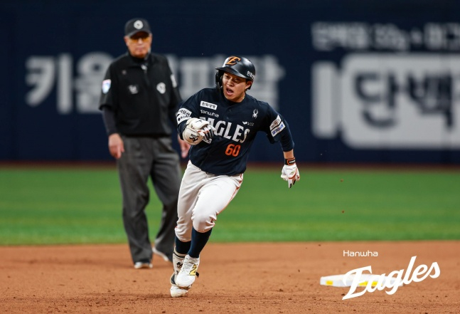 한화 이승현이 10일 고척 키움전 9회초 2사 3루에서 중전 1타점 적시 3루타를 때려낸 뒤 3루로 향하고 있다. /사진=한화 이글스 제공