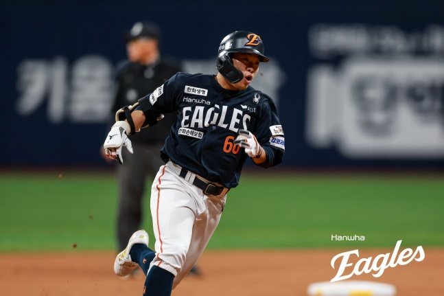 한화 이승현이 10일 고척 키움전 9회초 2사 3루에서 중전 1타점 적시 3루타를 때려낸 뒤 3루로 향하고 있다. /사진=한화 이글스 제공