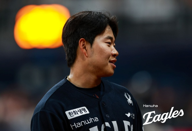 한화 이승현이 10일 고척 키움전 9회초 2사 3루에서 중전 1타점 적시 3루타를 때려낸 뒤 세리머니를 하고 있다. /사진=한화 이글스 제공