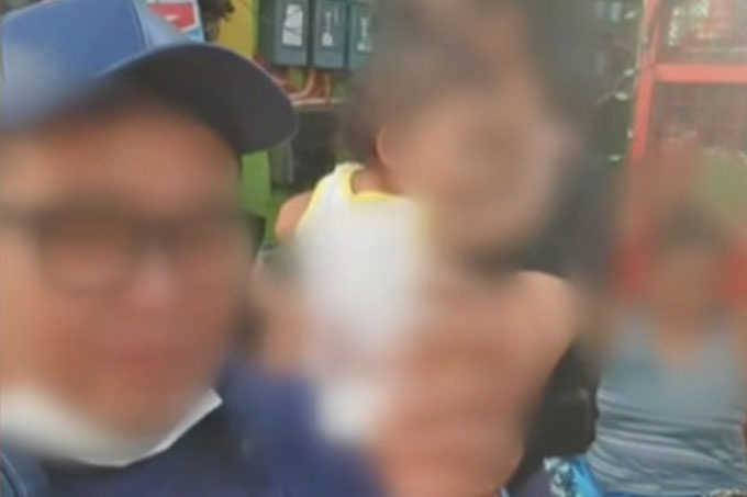 한인 유튜버가 필리핀 여성들에게 모유를 구입해 마시는 영상을 공유해 논란이 일고 있다./사진=JTBC '사건반장' 방송 화면