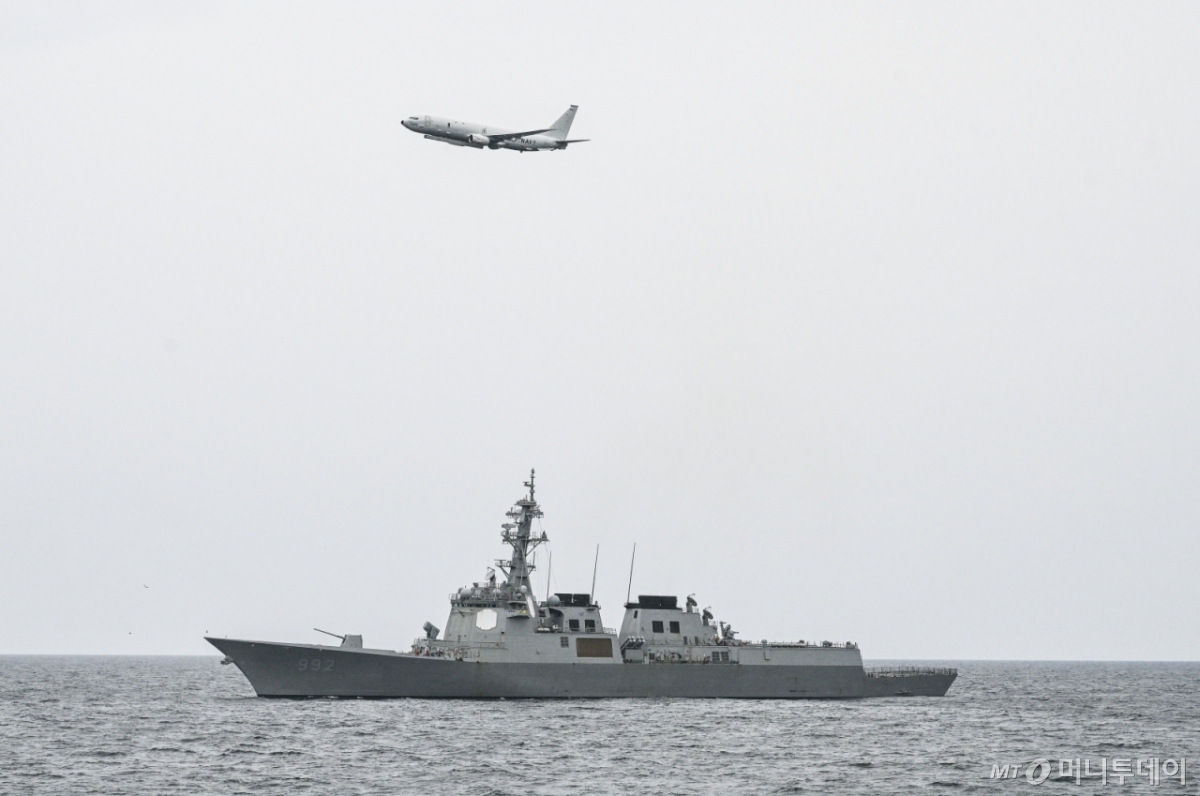 우리 해군의 율곡이이함(DDG)과 미 해군 P-8 해상초계기가 9일 동해상에서 한미 연합 해상대특수전부대작전(MCSOF) 훈련을 하고 있다. 한미 해군은 5월 8일부터 11일까지 동해에서 적의 해상도발에 대한 즉각적인 대응태세를 확립하고 연합작전 수행능력을 강화하기 위한 연합 해상훈련을 진행했다. / 사진=해군