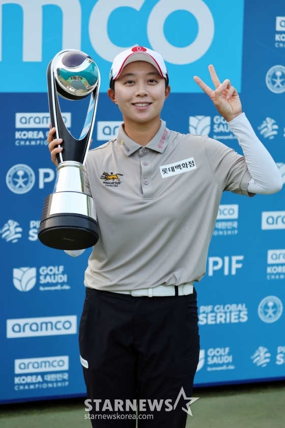 김효주가 트로피를 들고 포즈를 취하고 있다. /사진=임성균 기자